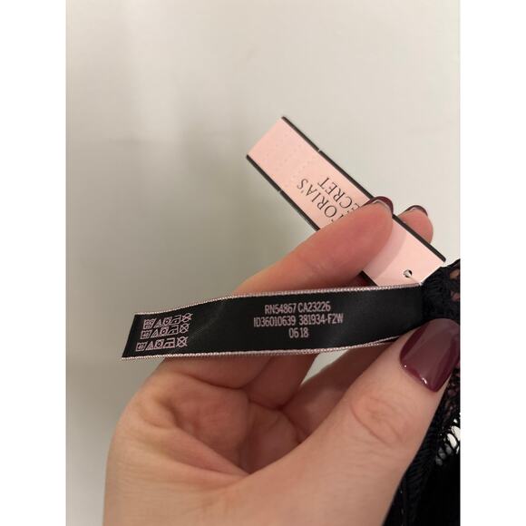 Victoria's Secret Cheeky Panty Womens Medium Black Very Sexy Lace Gold Stud NWT - Picture 5 of 5